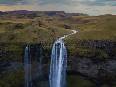 冰岛国,seljalandsfoss waterfall,航拍视角,国际著名景点,水平画幅,枝繁叶茂,瀑布,无人,户外,方向