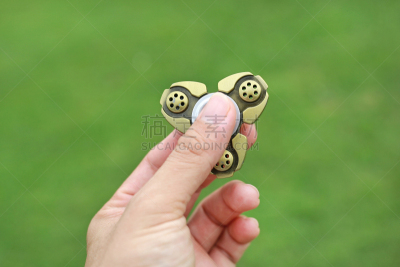 绿色,背景,玩具,手牵手,指尖陀螺,草,金属,新的,休闲活动,现代