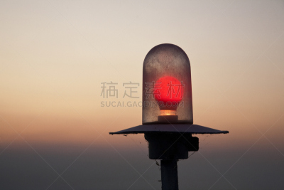 红绿灯,红色,紧急出口标志,灯笼,一个物体,照明设备,设备用品,屋顶,2015年