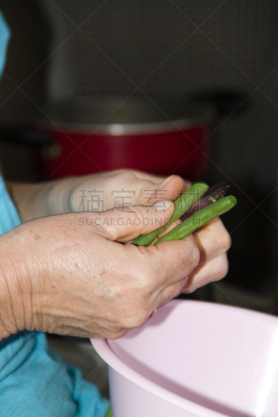 手,刀,青豆,垂直画幅,手指,锅,埃森,豆,植物茎,剥玉米