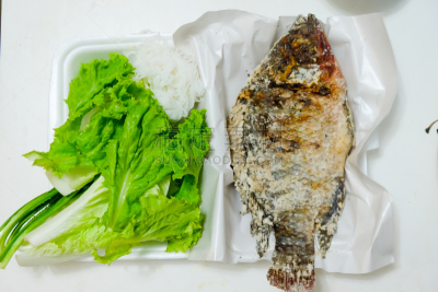 鱼类,泰国食品,草本,有包装的,叶子,罗非鱼,格子烤肉,桌子,水平画幅,传统