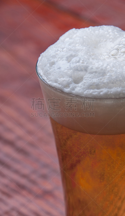 特写,啤酒杯,垂直画幅,正面视角,无人,含酒精饮料,乡村风格,饮料,树林,友谊