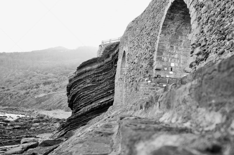 龙脊海岸,石头,黑白图片,桥,风景,比斯开,水平画幅,墙,建筑,无人