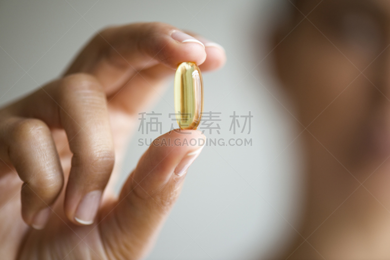 胶囊,女人,拿着,近景,欧米茄,鱼油,营养品,鱼肝油,正面视角,水平画幅