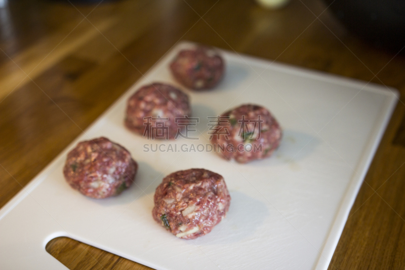 肉丸,厨房,球,开胃品,家庭生活,乡村风格,西红柿,仅成年人,意大利食品,晚餐