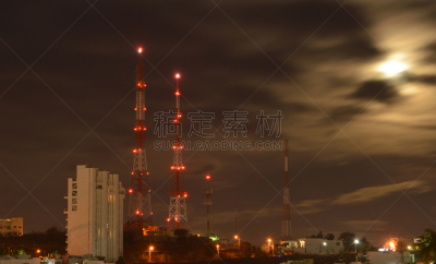 电视机,水平画幅,夜晚,无人,城市天际线,西北省,建筑外部,户外,城市,都市风景