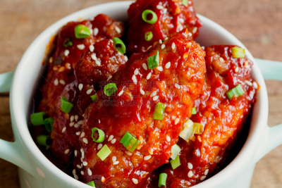 鸡翅,芝麻,烤肉架,香料,湿,特写,桌子,美味,洋葱,油炸