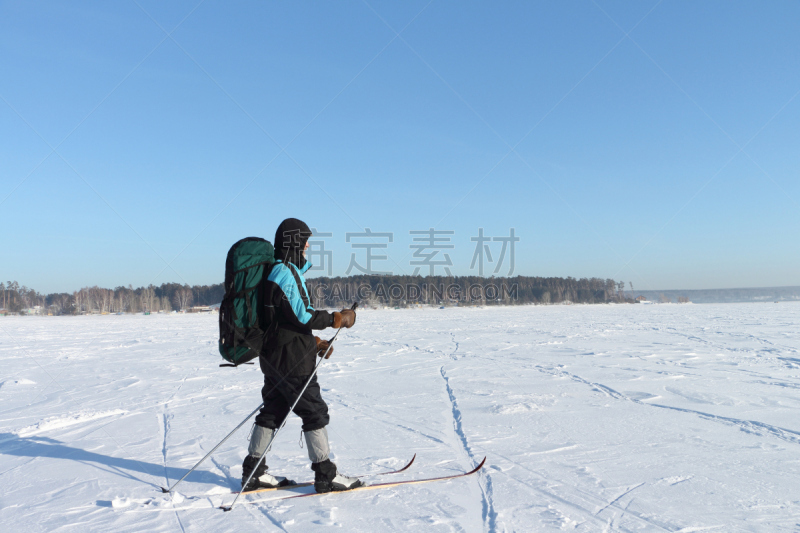 滑雪运动,背包,天空,留白,休闲活动,水平画幅,雪,旅行者,户外,白人