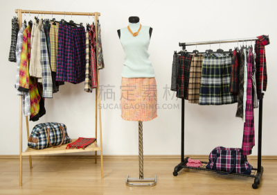 服装店,格子花纹,个人随身用品,衣柜,多色的,裁缝模特,试衣间,高领毛衣,整洁的房间,更衣室
