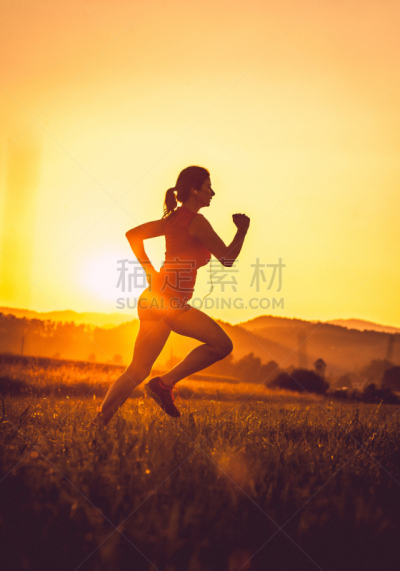 女人,户外,成年的,慢跑,超马拉松赛,垂直画幅,休闲活动,健康,夏天,仅成年人