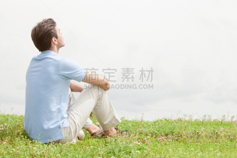 草,背面视角,青年男人,华沙,留白,水平画幅,夏天,户外,白人,仅男人