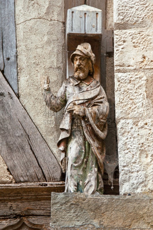 Noyers sur Serein. Détail des sculptures sur maison  à pan de bois. Yonne, Bourgogne