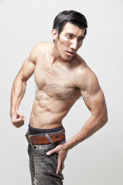 硬朗,注视镜头,图像,垂直画幅,躯干,男性,仅男人,仅成年人,举重训练,青年人