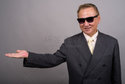 男商人,太阳镜,灰色背景,中老年人,影棚拍摄,看,衣服,酷,日本黑帮,侧部