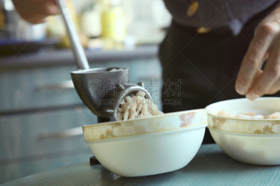 磨光机,鱼类,男人,黑斑狗鱼,板滑摩擦,餐具,水平画幅,生食,家庭生活,膳食