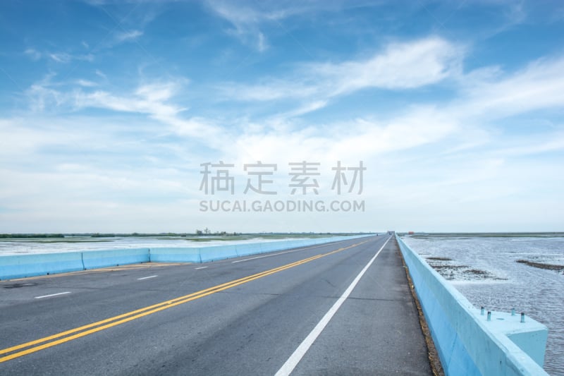 柏油路,从在汽车上的角度拍摄,汽车赛道,天空,水平画幅,无人,户外,草,多车道公路,空的