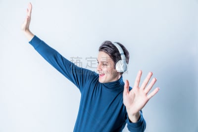 耳机,无线技术,音乐,青年男人,衣服,环绕立体声,有凹槽的,蓝牙,少男,刻板印象