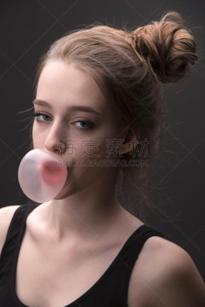 口香糖,褐色,女孩,泡泡,垂直画幅,头发特征,白人,特写,魅力,人的脸部