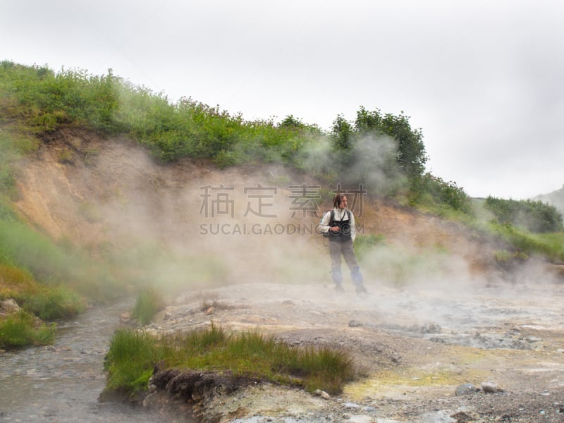 火山口,女人,火山,成年的,背包,吸烟问题,地名,旅行者,烟,仅成年人