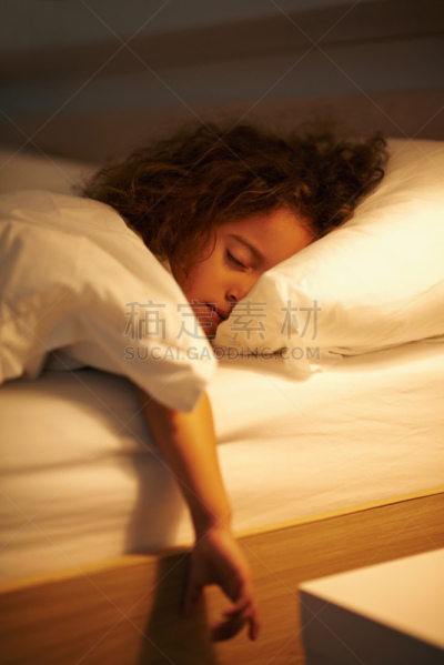 女人,夜晚,住宅内部,人,垂直画幅,就寝时间,儿童,舒服,一个人,睡觉