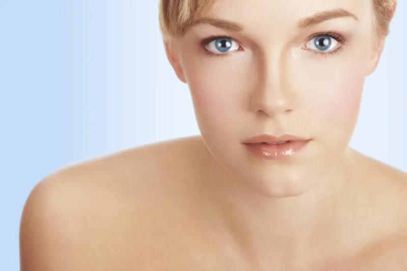 正下方视角 比例 自然美 正面视角 美 留白 彩妆 水平画幅 注视镜头 美人图片素材下载 稿定素材