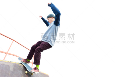 青少年,连帽运动外套,长袖衫,滑板,栏杆,牛仔裤,滑板公园,滑梯,车轮,休闲活动