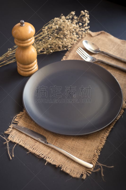 桌子,盘子,汤匙,银餐具,炊具刀,黑色,木制,黑色背景,叉,布置