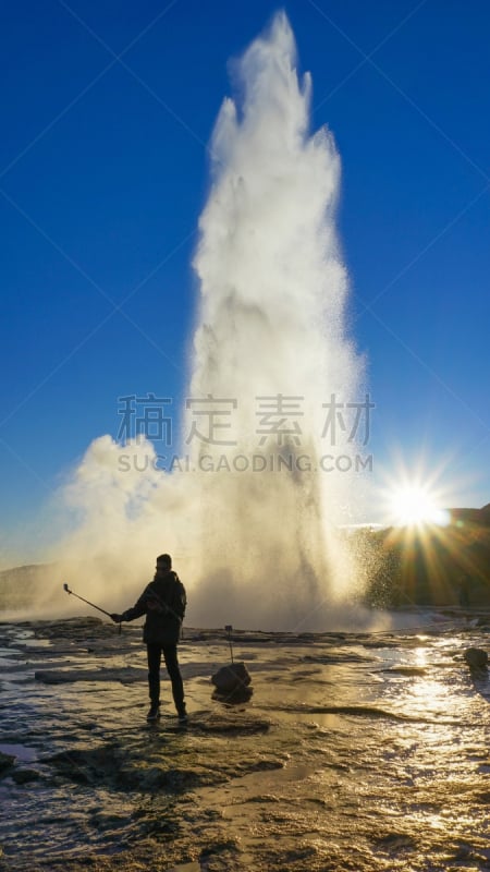 旅行者,冰岛国,温泉,间歇泉,垂直画幅,水,天空,美,喷泉,火山地形