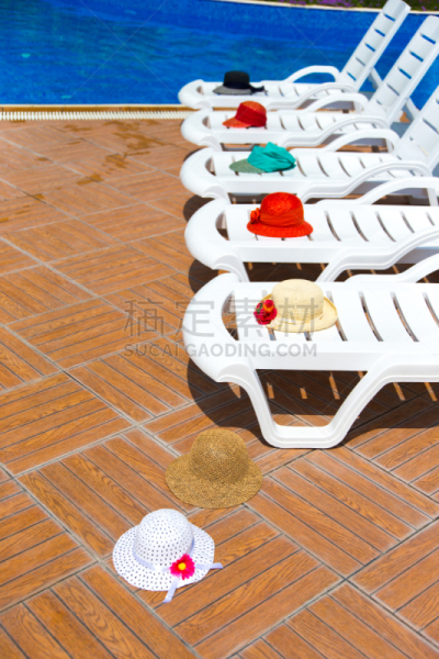 游泳池,sun lounger,垂直画幅,水,休闲活动,户外,金属,安全,居住区,楼梯