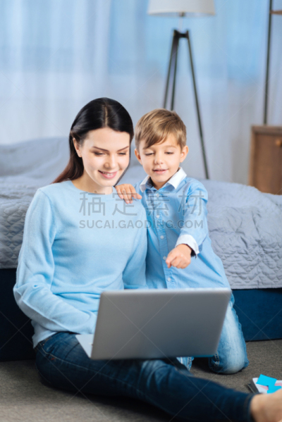 母亲,男孩,使用手提电脑,动画片,快乐,数字动画,在线消息,儿子,垂直画幅,家庭生活