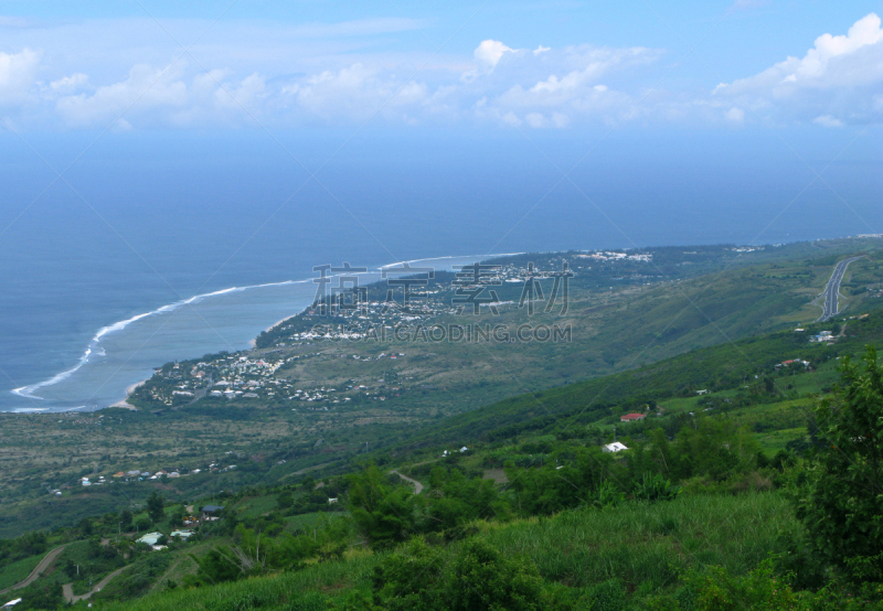 La Reunion: View from the Route Départementale 3 at Les Troîs-Bassins over the west coast of the tropical island in the Indian Ocean