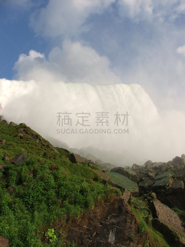 狂怒的,垂直画幅,水,天空,湖畔市,夏天,彩色图片,风景,岩石,自然现象