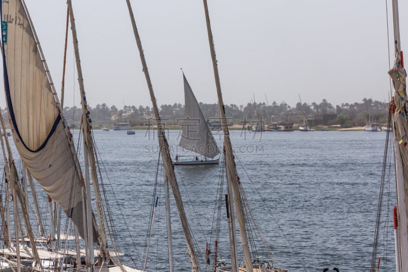 Felucca (river boat) on the Nile, with the Sahara behind in Aswan, Egipt.