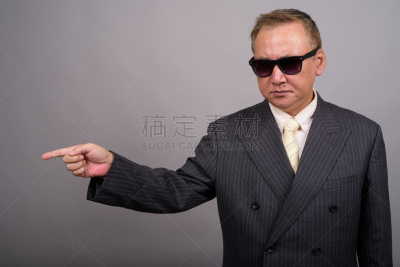 男商人,影棚拍摄,太阳镜,灰色背景,中老年人,酷,衣服,看,日本黑帮,侧部