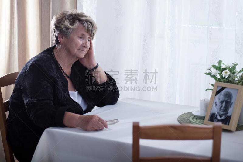 看,丈夫,照片,运动茄克,悲痛,水平画幅,衰老过程,古老的,绝望,白人