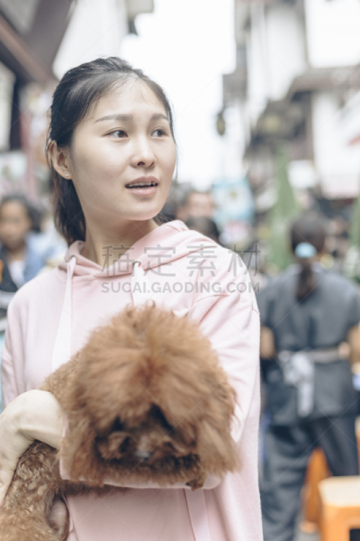 旅游目的地,小狗,拿着,女人,太阳穴,垂直画幅,江苏省,商店,仅成年人,哺乳纲