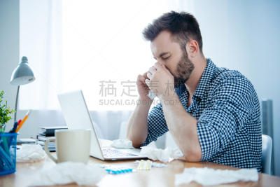 男商人,注视镜头,擤鼻子,窦炎,身体状况,男人,办公室,身体受伤,笔记本电脑,水平画幅
