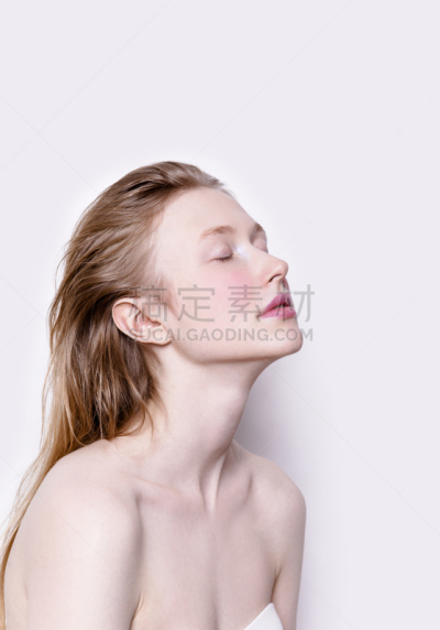 闭着眼睛,青年女人,自然美,清新,看,可爱的,垂直画幅,彩妆,健康,化妆用品