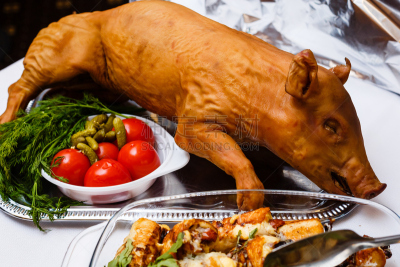 桌子,自助餐,烤猪肉,莴苣,格子烤肉,动物身体部位,晚餐,小猪,热,名人吐槽节目