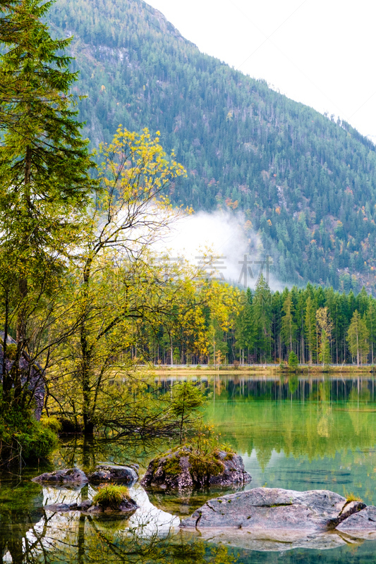 lake hintersee,秋天,德国,卡茨曼山和卡尔特高地,拉姆绍瑞姆骚,贝希特斯加登,敲诊槌,上巴伐利亚,巴伐利亚,垂直画幅