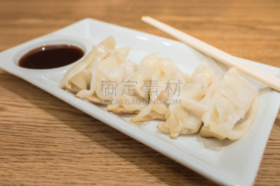 饺子,白色,盘子,酱油,名人吐槽节目,方便食品,点心,烤串,煎蛋,开胃品