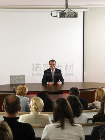 研究会,商务,电脑投影仪,高射投影机,成人教育,演讲室,过肩视角,群众,投影屏幕,中老年人