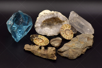 宝石,化石,黑色背景,水平画幅,古老的,石材,紫水晶,钻石,石榴石,考古学