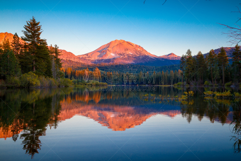 曼扎尼塔湖,莱森火山国家公园,夏士塔山,拉森山,石兰科常绿灌木,高山辉,加利福尼亚,山脉,湖,火山地形