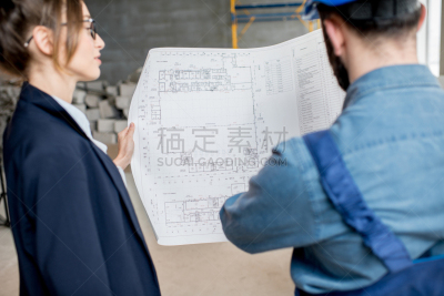 建筑承包商,女商人,建筑工地,办公室,水平画幅,顾客,男性,仅成年人,建筑业,工业
