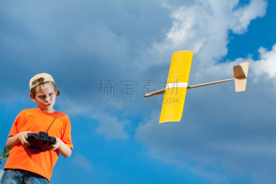 进行中,男孩,飞机,玩具,手艺,无线手持机,遥控器,滑翔机,听筒,天空