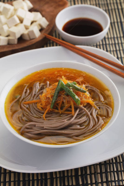 荞麦面,面汤,垂直画幅,胡萝卜,素食,无人,草席,膳食,乡村风格,特写