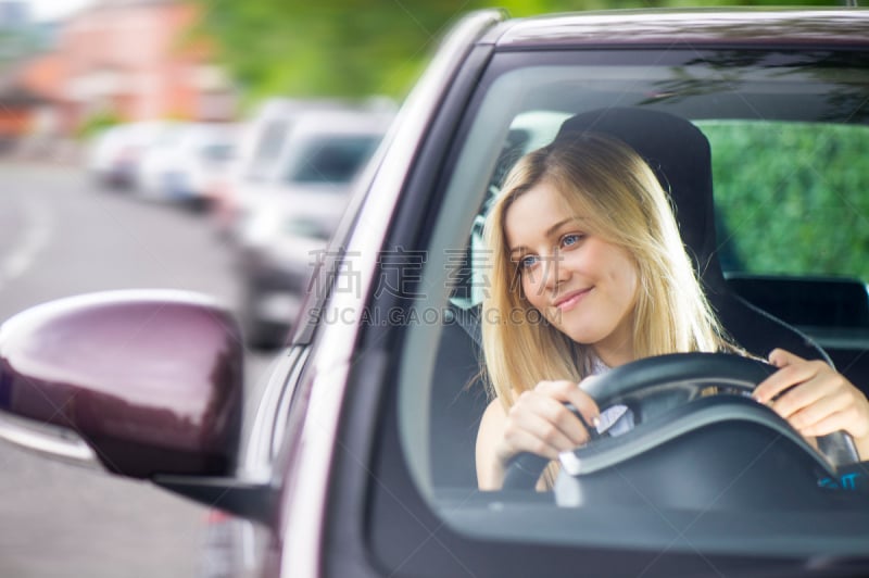 青年女人,汽车,右座驾驶,实习牌照,学开车,驾驶考试,安全带,英国,扭头看,交通堵塞