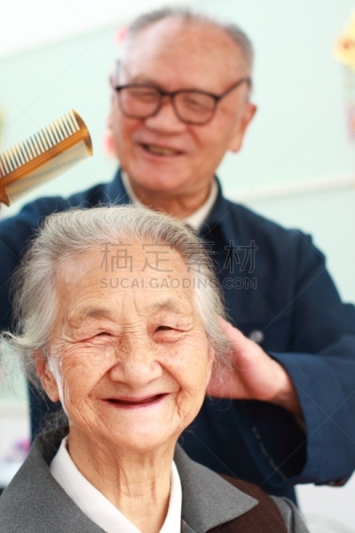 老年伴侣,幸福,老年人,白发,亚洲人种,80岁以上,家庭,老年男人,相伴,梳头