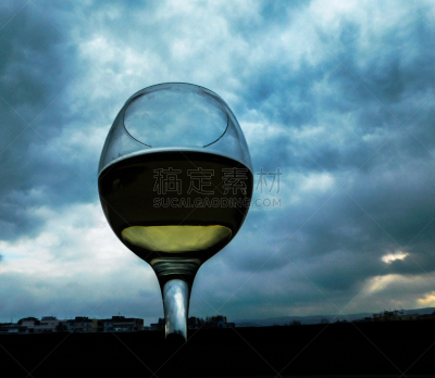 玻璃杯,酒瓶,葡萄酒,天空,葡萄酒厂,壁纸样本,水平画幅,云,早晨,含酒精饮料